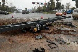 西湖爆料车祸最新消息,悲剧发生，伤亡情况公布